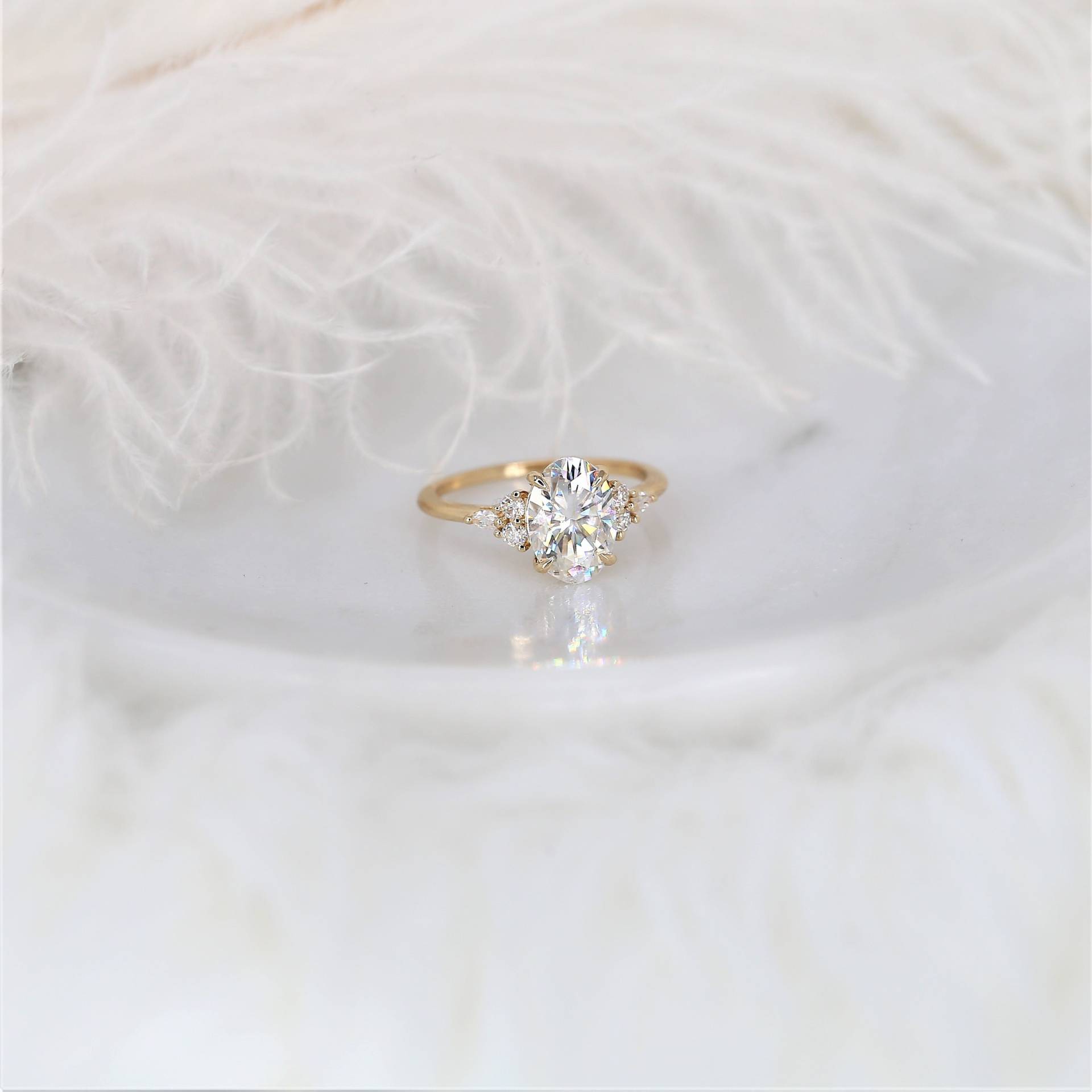 2.50Ct Petite Thea 10x7mm 14Kt Gold Für Immer Ein Moissanite Diamanten Zierliche 3 Stein Verlobungsring, Ovaler Cluster Ring, Einzigartiger Ring von RosadosBox