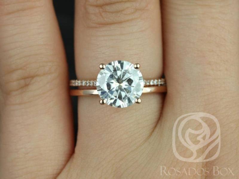 2.70Ct Eloise 9 Mm & Plain Bd 14Kt Rose Gold Moissanite Diamanten Runde Solitaire Akzent Braut Set, Ehering, Verlobungsring von RosadosBox