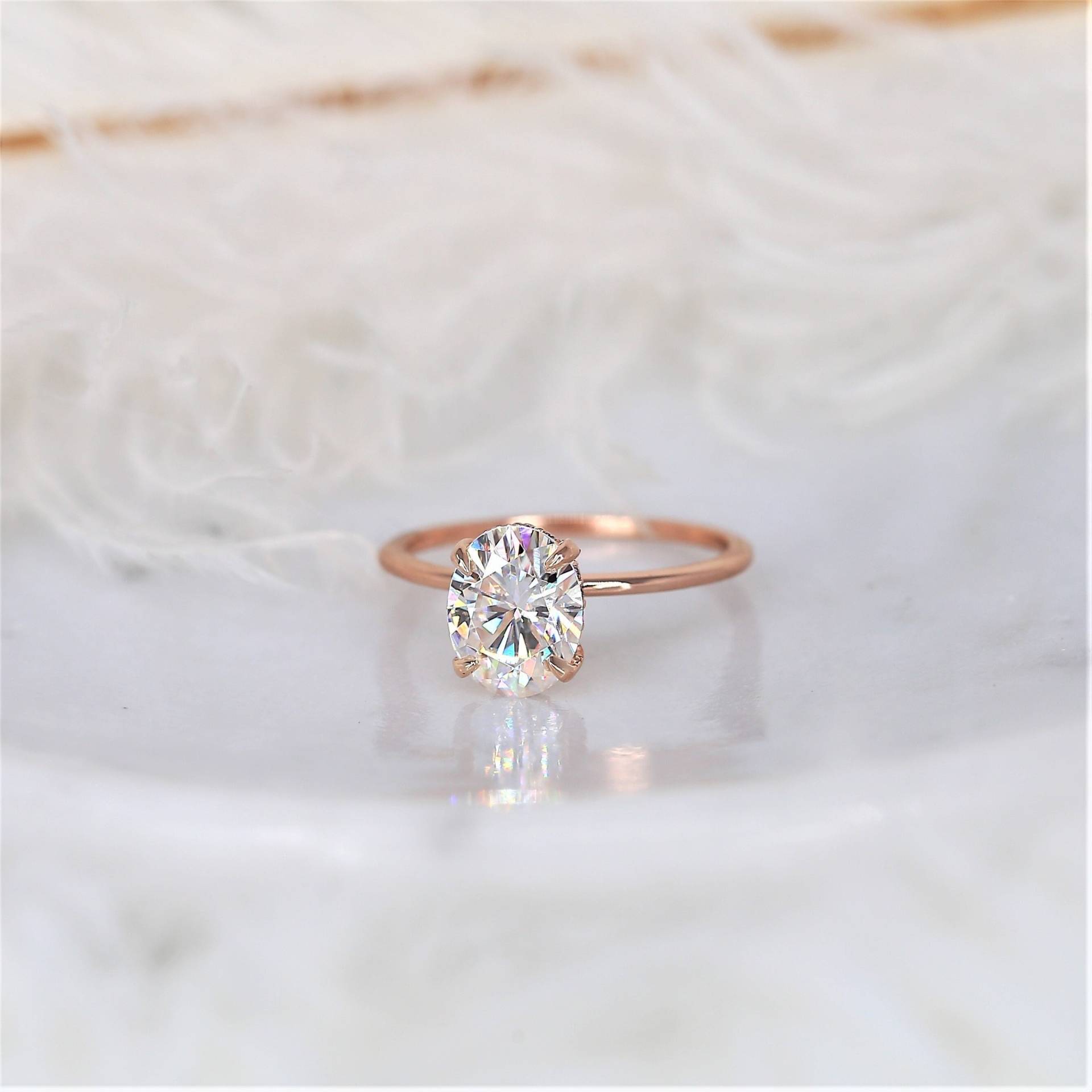 2Ct Audrey 9x7mm 14Kt Rose Gold Moissanite Oval Versteckter Halo Ring, Zierlicher Ovaler Verlobungsring, Schal Solitär Ring von RosadosBox