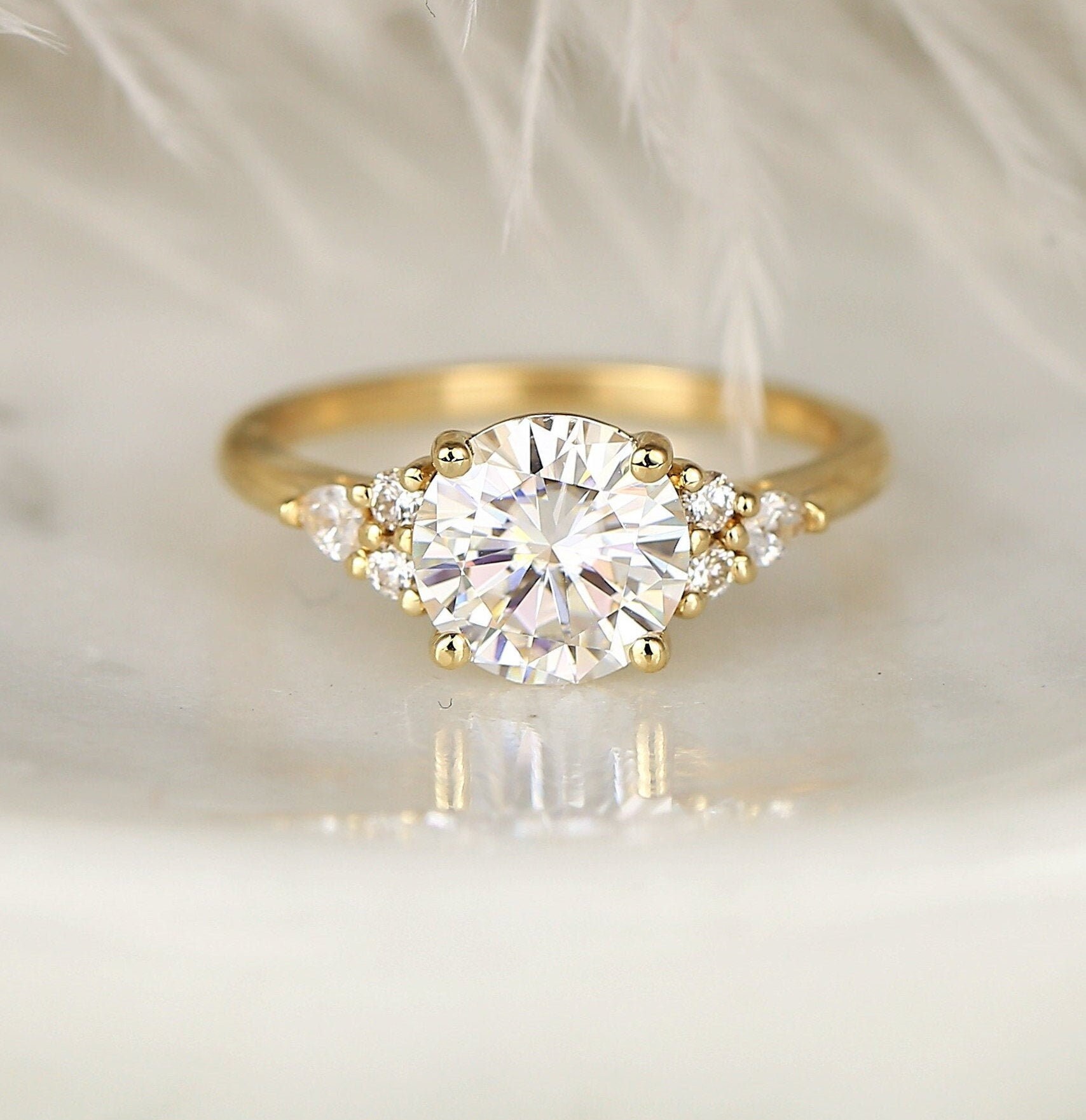2Cts Constance 8 Mm 14Kt Gold Moissanite Diamanten Einzigartige Zierliche Cluster 3 Stein Runder Verlobungsring 2Cts Constance 8 Mm 14Kt Gold Moissanite Diamanten Einzigartige Zierliche Cluster 3 Stein Runder Verlobungsring von RosadosBox