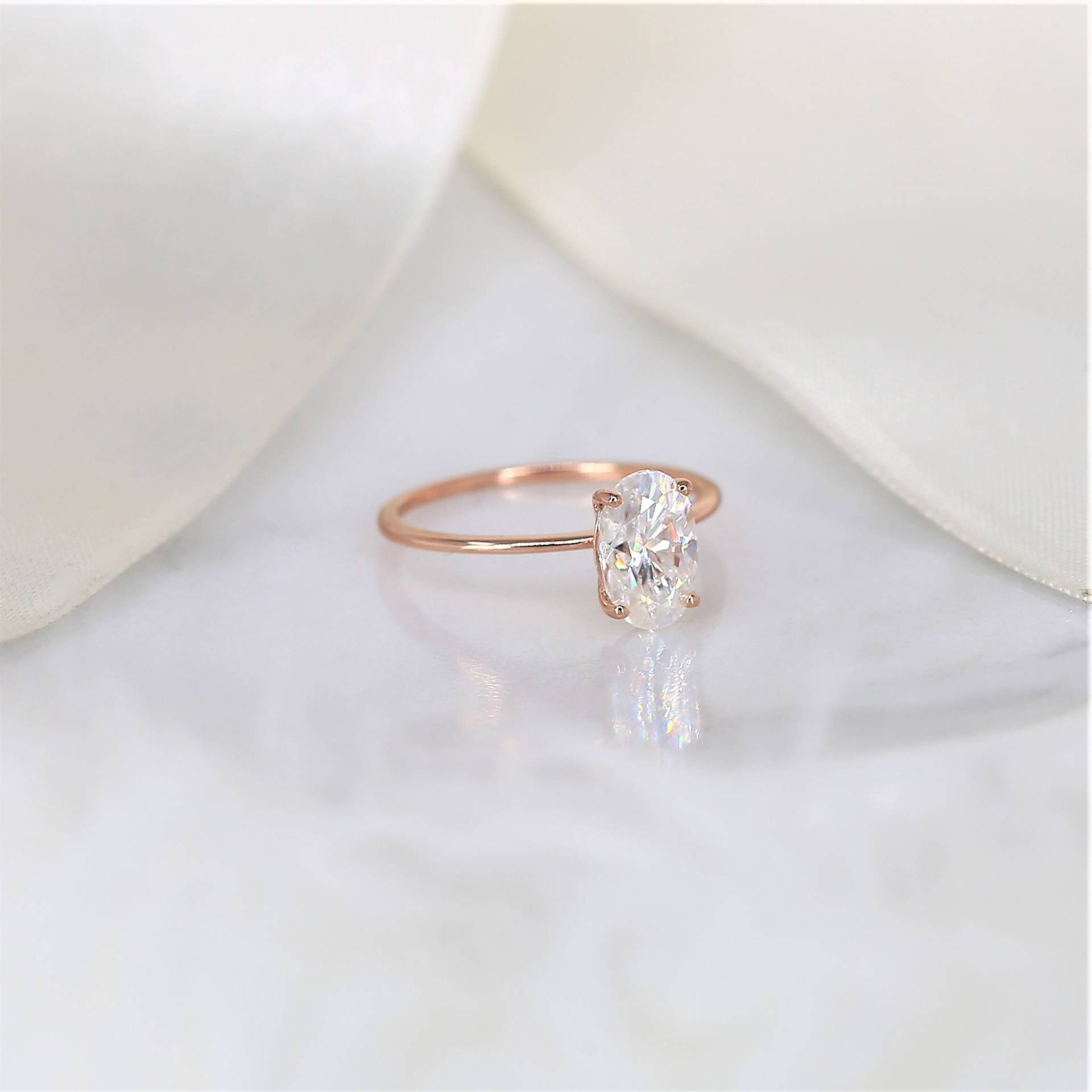 2Ct Layla 9x6mm 14Kt Roségold Moissanite Minimalist Oval Solitär Verlobungsring, Ultra Zierlicher Ovaler Ring, Ehering von RosadosBox