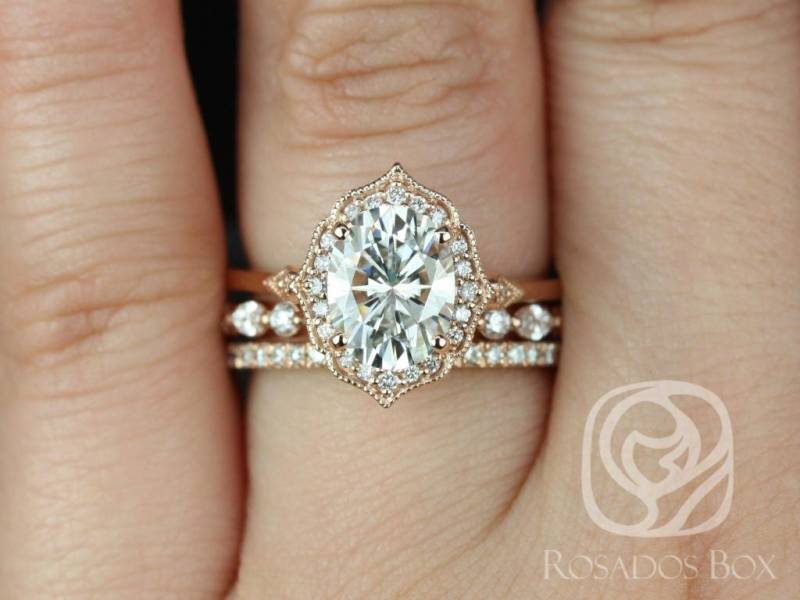 2Ct Mae 9 X 7 Mm-Cher-Tabitha 14Kt Rose Gold Moissanite Diamant Einzigartiges Art Deco Oval Halo Trio Braut Set von RosadosBox