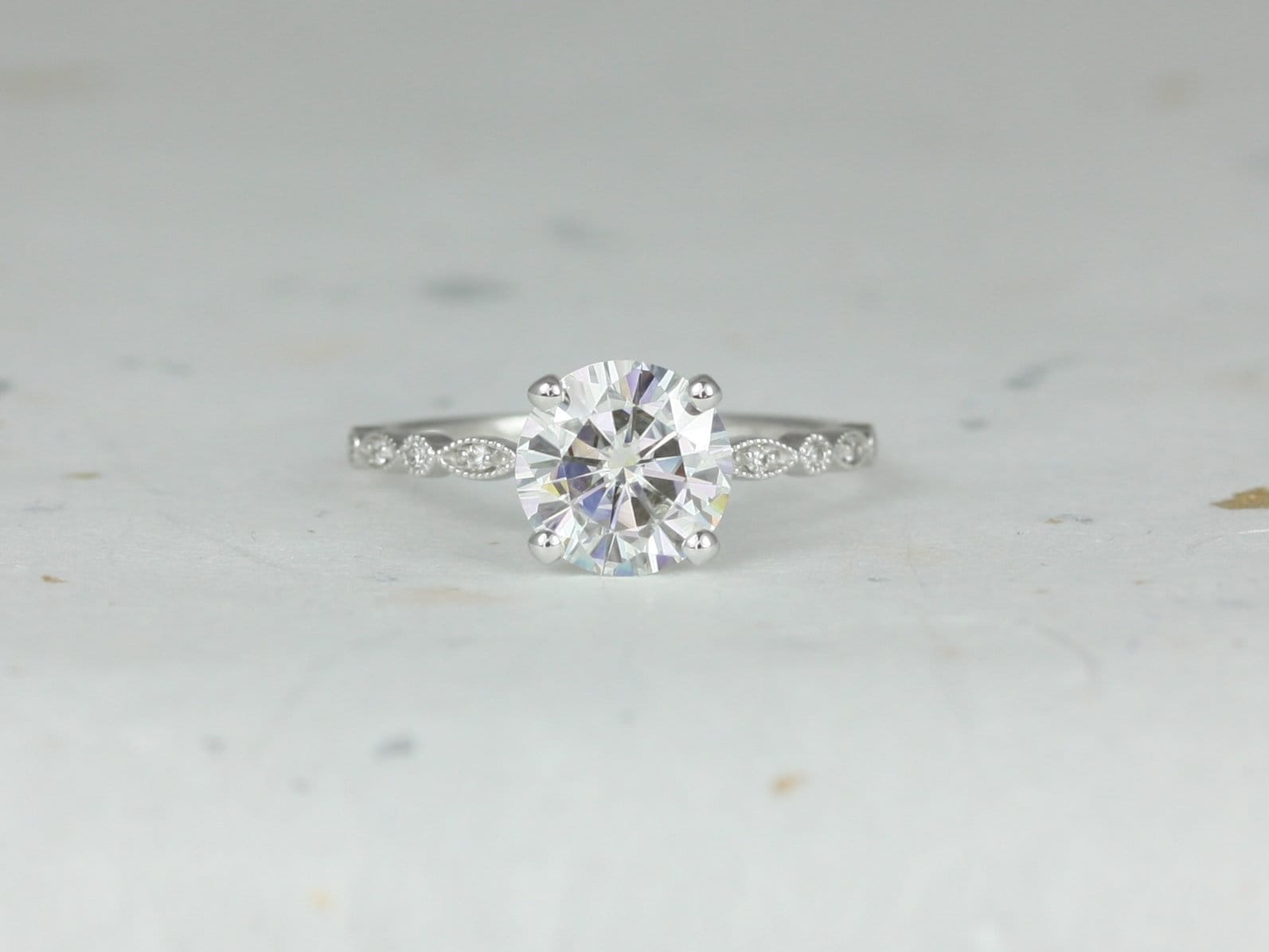 2Ct Nadine 8 Mm 14Kt Gold Moissanit Diamant Mit Milgrain Dainty Scalloped Runder Art-Deco-Verlobungsring von RosadosBox