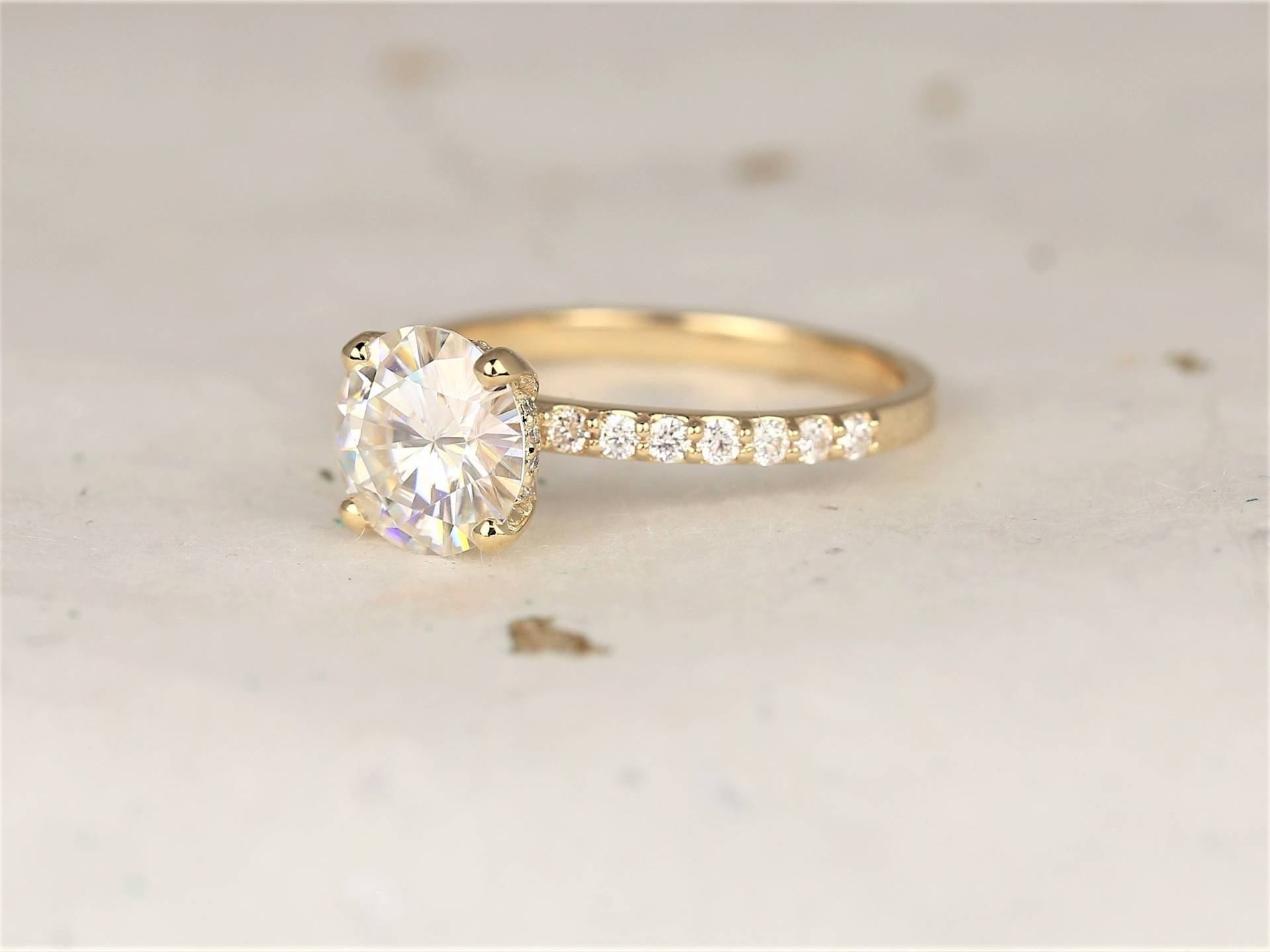 2Ct Versandfertig Sabrina 8mm 14Kt Gold Moissanite Diamant Schal Halo Pave Runden Solitär Verlobungsring von RosadosBox