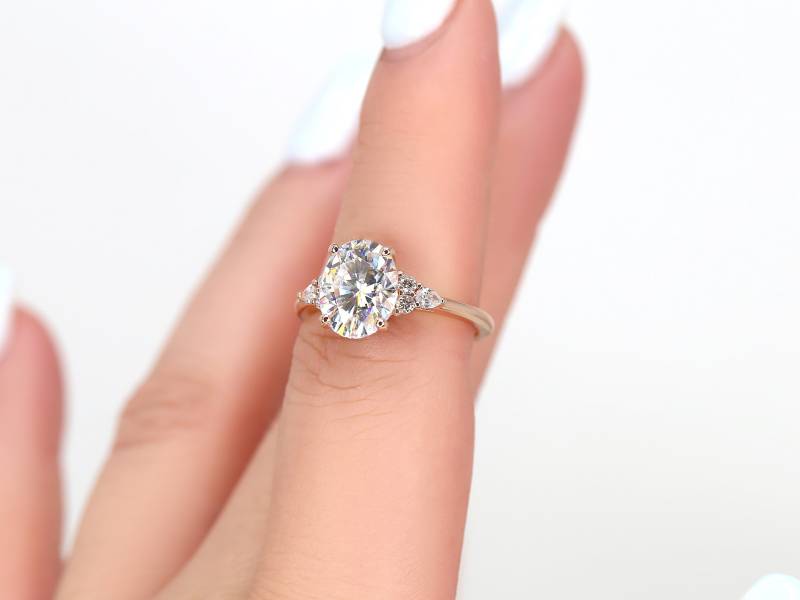 3 Karat Aschenputtel 10 X 8 Mm 14Kt Gold Moissanit Diamant Drei Stein Oval Ring, Art Deco Cluster Einzigartige Verlobungsring, Jubiläumsgeschenk von RosadosBox