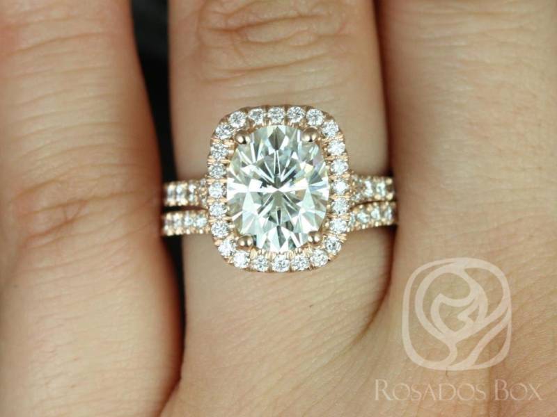 3 Karat Oval Forever One Moissanite Diamant Dünne Meerjungfrau Split Schaft Kissen Halo Braut Set, 14Kt Roségold, Avery 10 X 8 Mm von RosadosBox