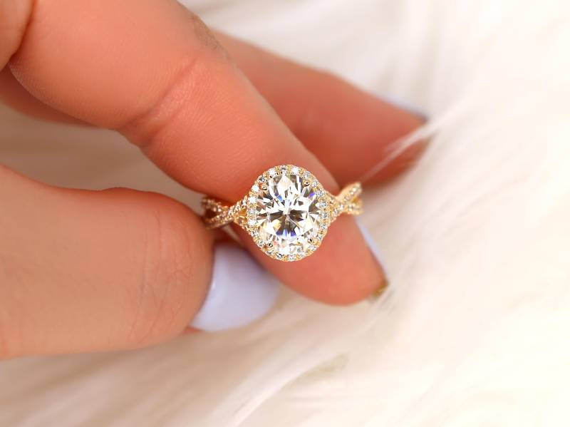 3 Karat Thelma 10 X 8 Mm 14Kt Rose Gold Moissanite Diamant Crossover Oval Halo Ring, Einzigartiger Ovaler Verlobungsring, Zierlicher Twist Ovalring 3 Karat Thelma 10 X 8 Mm 14Kt Rose Gold Moissanite Diamant Crossover Oval Halo Ring, Einzigartiger Ovaler Verlobungsring, Zierlicher Twist Ovalring von RosadosBox