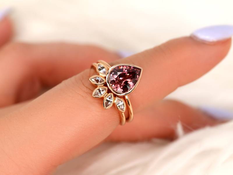 3.44Ct Versandfertig Isla & Petunia 14Kt Rose Gold Birne Himbeer Zirkon Lünette Blütenblatt Braut Set, Einzigartiger Ehering, Jubiläumsgeschenk von RosadosBox