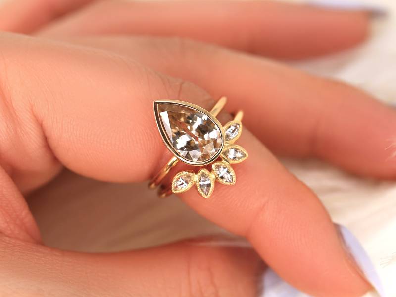 3.84Ct Isla & Petunia 14Kt Champagner Zirkon Birne Lünette Braut Set, Verlobungsring Einzigartige Trauringe, Jubiläumsring, Geschenk Für Sie von RosadosBox