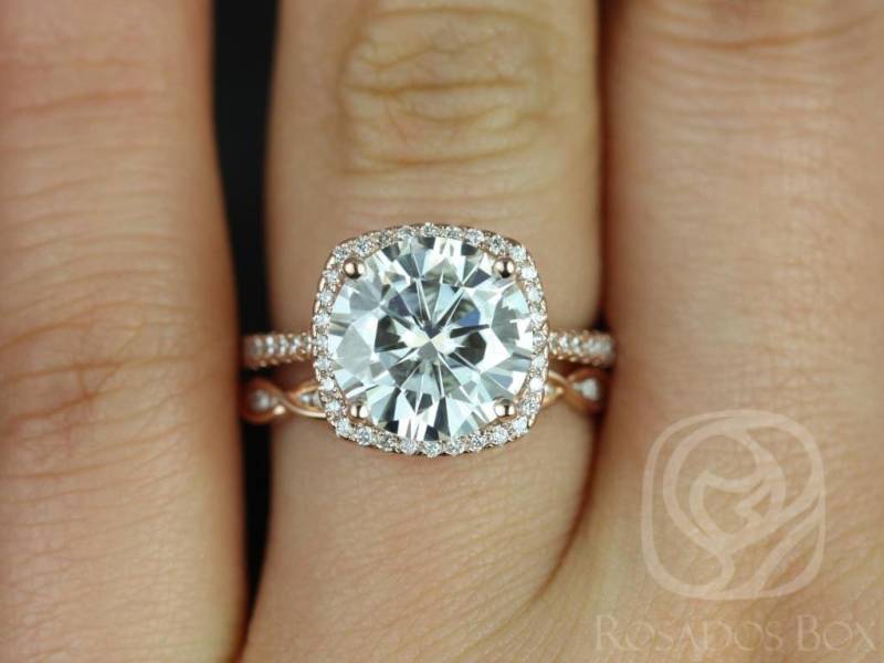 Barra 10 Mm & Ember 14Kt Rose Gold Runde Moissanit Und Diamant Dünne Kissen Halo-Braut-Set von RosadosBox