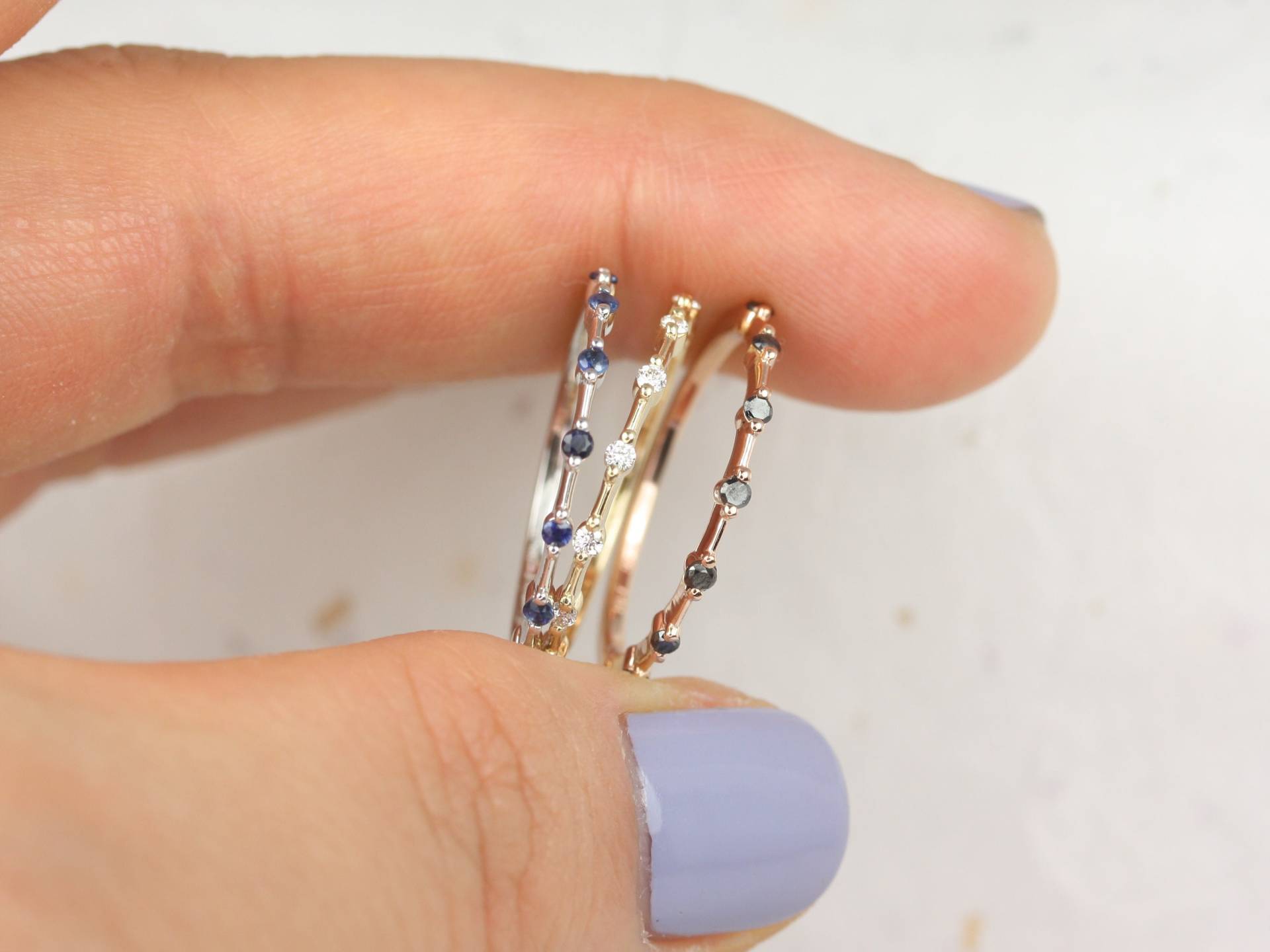 Boney 14Kt Solid White Gold Blau Saphir Single Prong Floating Zierliche Dünne Halbway Eternity Ring von RosadosBox