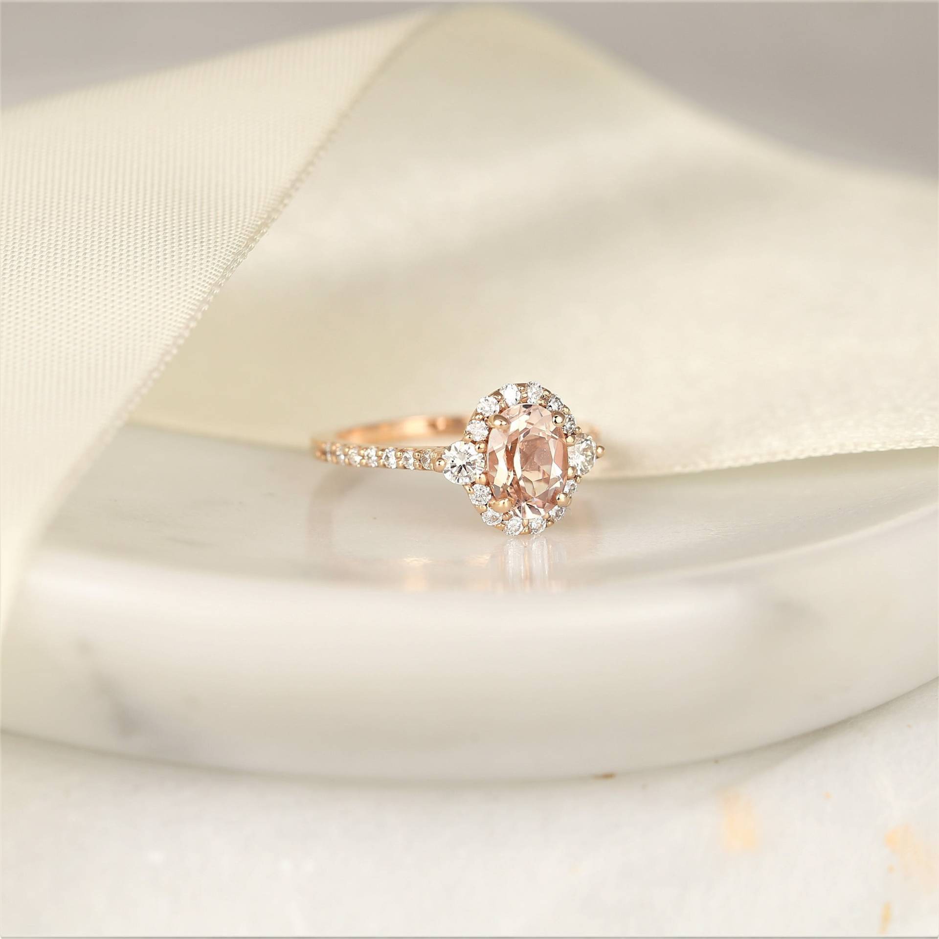 Bridgette 8 X 6 Mm 14Kt Pfirsich Champagner Morganit Diamant Oval Halo Ring, Einzigartiger Drei Stein Ring von RosadosBox