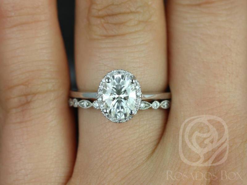 Celeste 8 X 6 Mm & Ultra Petite Gwen 14Kt Oval Moissanite Diamanten Pave Halo Braut Set von RosadosBox