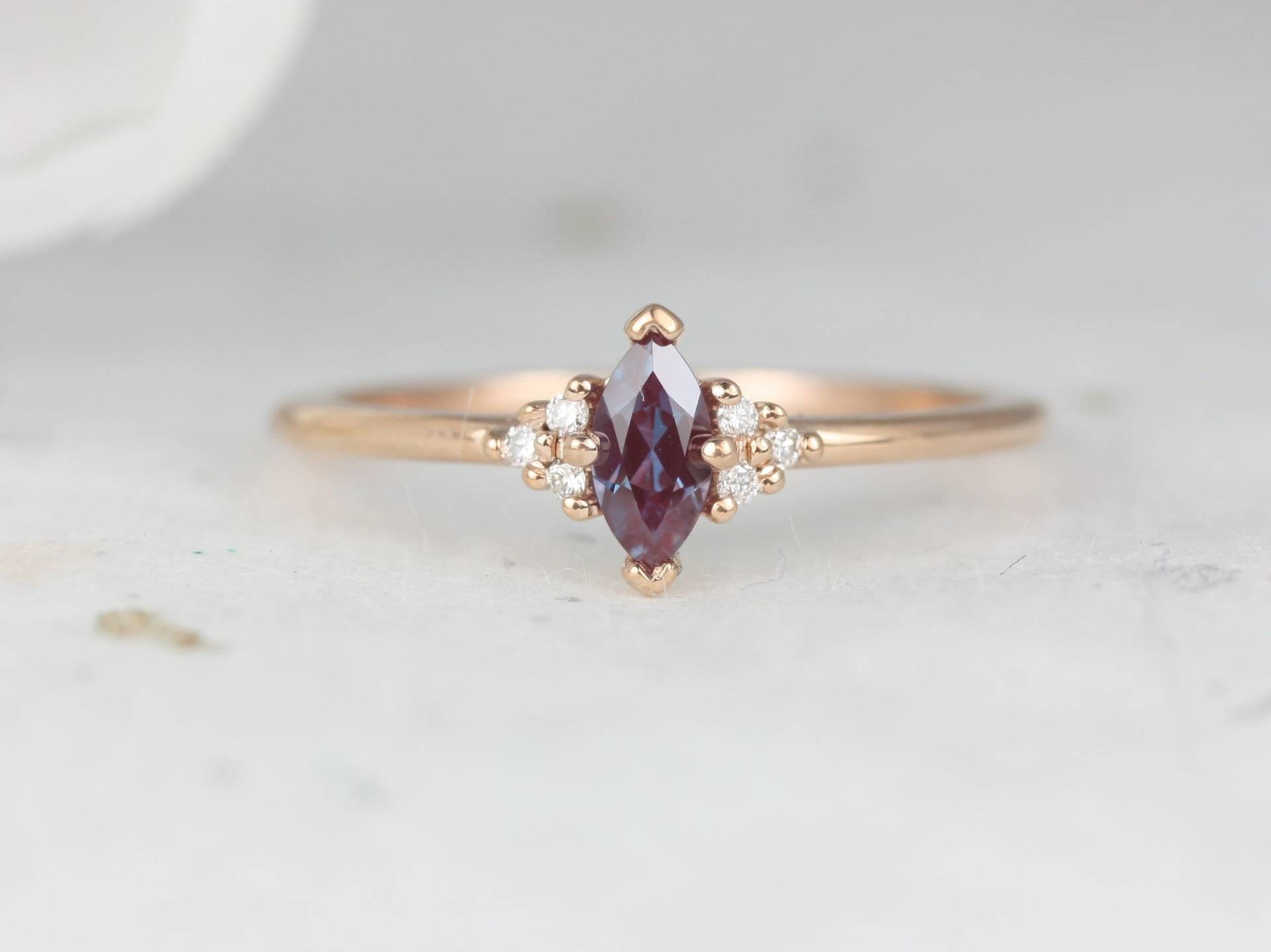 Charlie 6 X 3 Mm 14Kt Rose Gold Alexandrit Saphir Zierliche Marquise Cluster Stein Stapel Ring, Ring Am Kleinen Finger, Juni Birthstone von RosadosBox