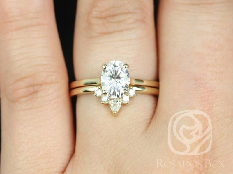 Delia 8 X 6 Mm & Liza 1.0 14Kt Gelbgold Oval Forever One Moissanite Diamant Extra Low Braut Set von RosadosBox