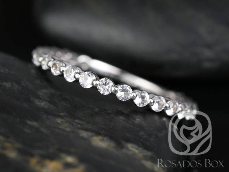 Diamantenfrei Petite Naomi 14Kt Weißer Saphir Fast Eternity Ring, Minimalist Stapelring, Saphir Ehering, September Birthstone von RosadosBox
