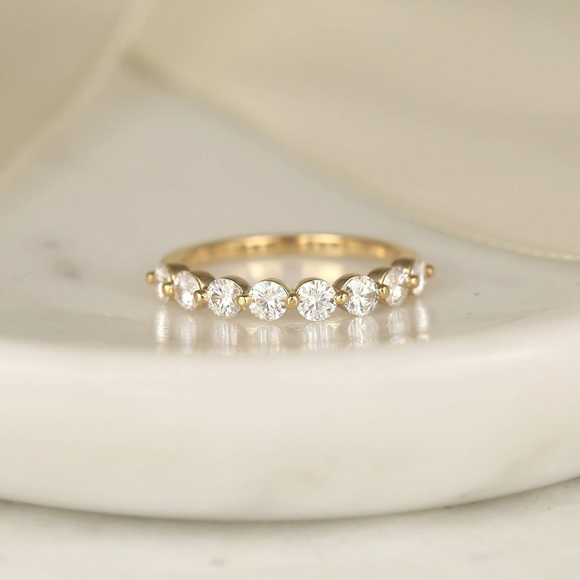 Diamantfreie Naomi 3mm 14Kt Moissanite Halbseitig Eternity Ring, Zierlicher Diamant Ehering, Jubiläumsgeschenk, Single Prong Ring von RosadosBox