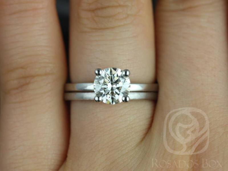 Ella 7 Mm & Plain Band 14Kt Weißgold Runde Moissanit Braut Set von RosadosBox