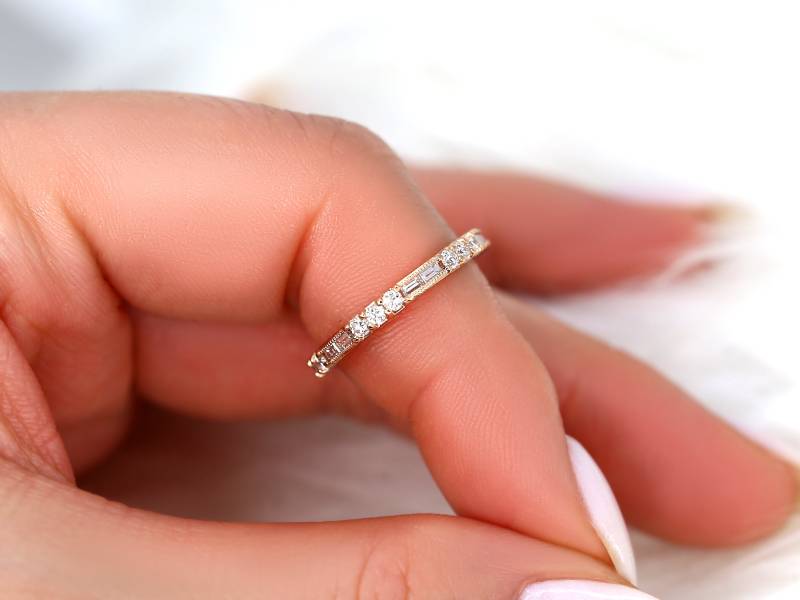 Gabriella 14Kt Gold Mit Milgrain Art Deco Diamant Fast Eternity Ring, Ehering, Einzigartige Stapelring von RosadosBox