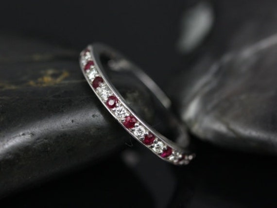 Versandfertig Grace-Halfway-Ewigkeitsring Aus 18-Karätigem Weißgold Mit Rubin Und Diamant Ohne Milgrain von RosadosBox