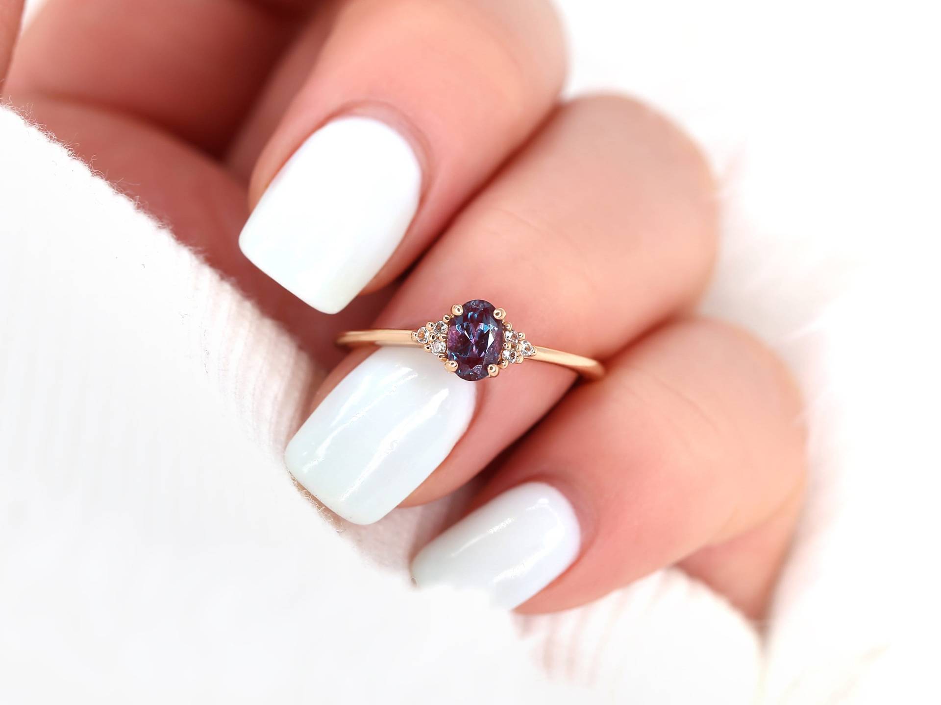 Juniper 6 X 4 Mm 14Kt Rose Gold Alexandrit Saphir Zierliche Oval Cluster Ring, Geburtsstein Schmuck, Geschenk Für Sie, Juni Birthstone von RosadosBox