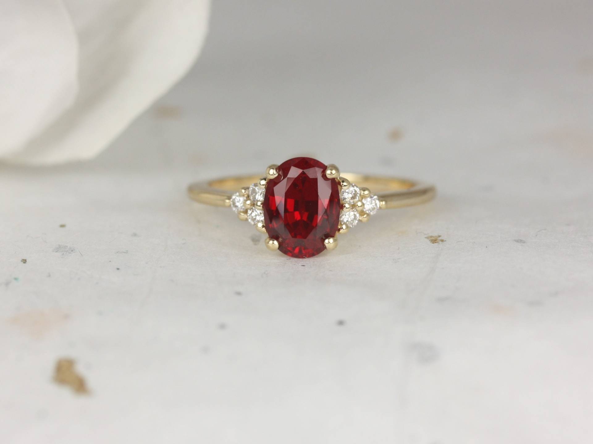 Juniper 8 X 6 Mm 14Kt Gold Rubin Diamanten Zierliche Oval Cluster 3 Stein Verlobungsring Juniper 8 X 6 Mm 14Kt Gold Rubin Diamanten Zierliche Oval Cluster 3 Stein Verlobungsring von RosadosBox