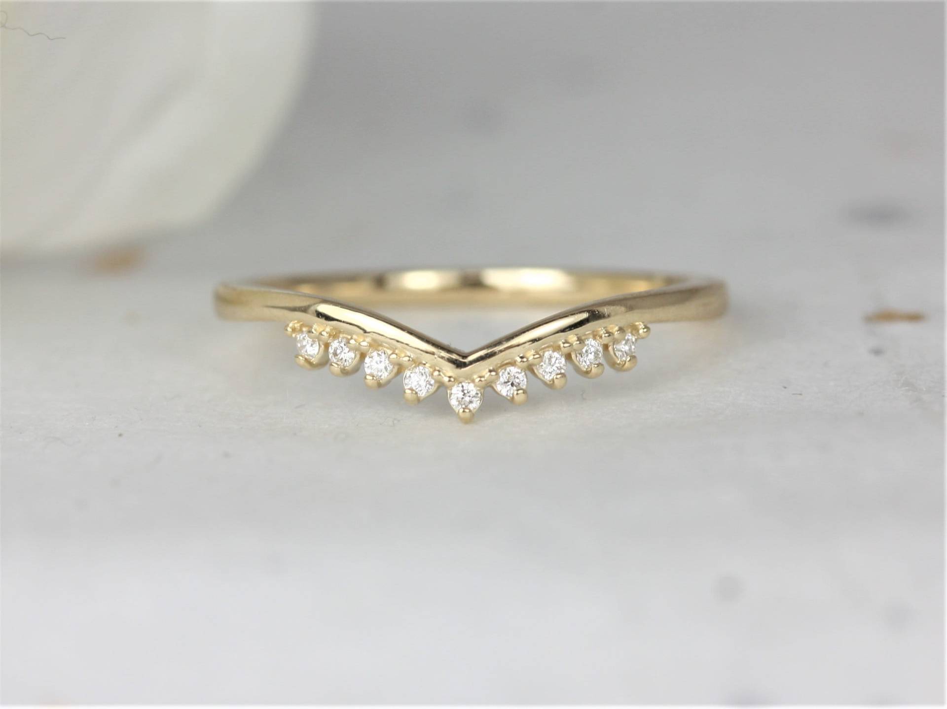 Lonnie 14Kt Gold Zierliche Krone Tiara Ring, V Chevron Diamant Einzigartiger Stapelring, Layering Schmuck, Geschenk Für Sie, Nesting Ring von RosadosBox