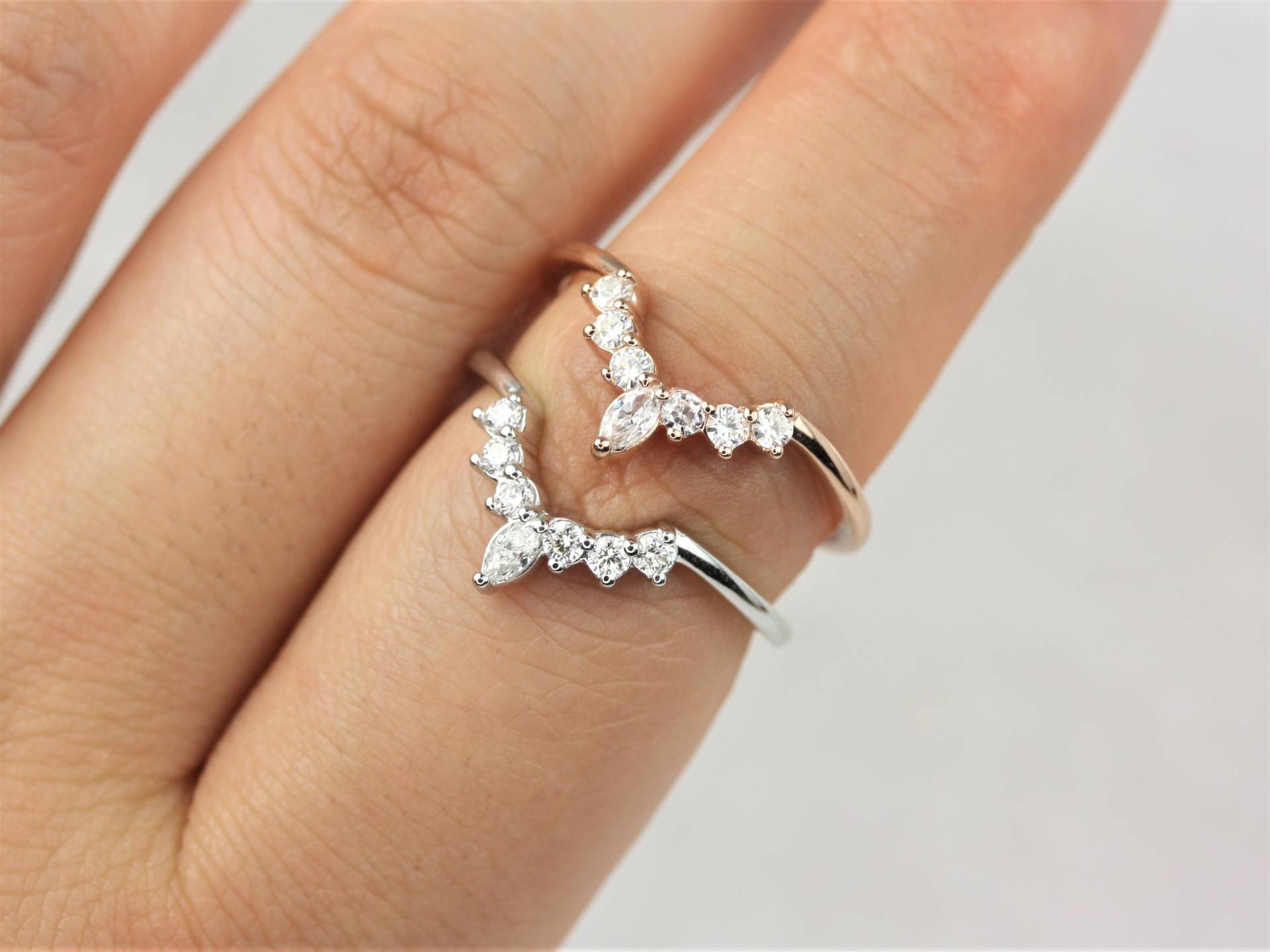 Marjorie 14Kt Gold Moissanite Nesting Ring, Gebogener Ehering, Konturierter Einzigartiger Stapelring, Schattenring, Jubiläumsgeschenk, Geschenk Für von RosadosBox