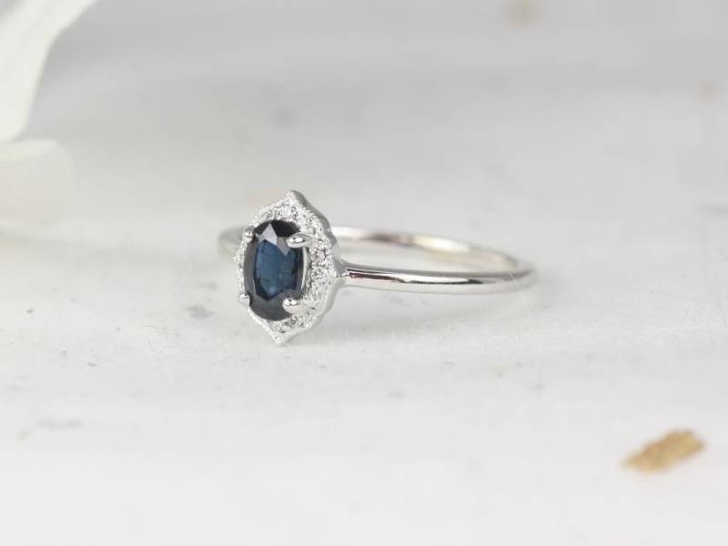 Mini Mae 6 X 4 Mm 14Kt Weißgold Blauer Saphir Diamant Zierliche Art Deco Oval Halo Mit Milgrain Ring Mini Mae 6 X 4 Mm 14Kt Weißgold Blauer Saphir Diamant Zierliche Art Deco Oval Halo Mit Milgrain Ring von RosadosBox