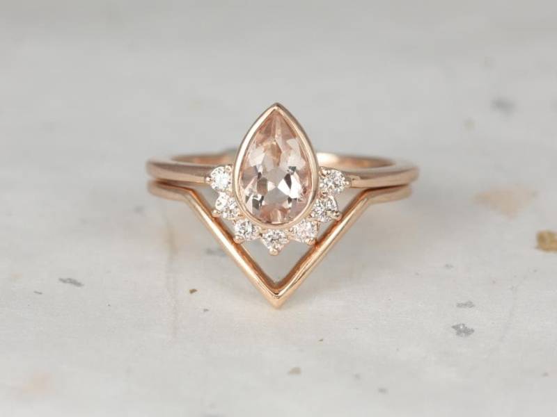 Oana 8 X 5 Mm & Femme 14Kt Gold Morganit Diamant Birne Lünette Halbmond Sonnenstrahlen Einzigartige Halbe Halo V Braut Set von RosadosBox