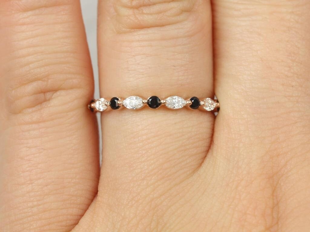 Petite Cher 14Kt Rose Gold Diamant & Schwarzer Saphir Halbway Eternity Ring, Schwimmende Diamantring, Jubiläumsgeschenk, Geschenk Für Sie von RosadosBox