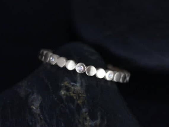 Rosados Box Versandfertig Cookie 14Kt Gelbgold Satinierte Polierte Scheibe Diamant Halbseitig Eternity Band von RosadosBox