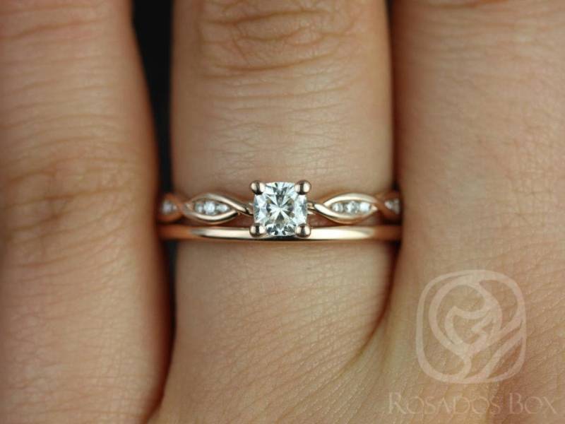 Rosados Box Versandfertig Ember 4 Mm & Plain Romani 14Kt Gold Infinity Dna Twist Kissen Moissanite Diamanten Hochzeitsset von RosadosBox