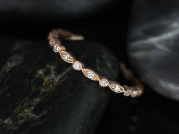 Rosados Box Versandfertig Ultra Petite Gwen 14Kt Rose Gold Art Deco Mit Hand Milgrain Perlen Diamant Full Eternity Band Stack Ring von RosadosBox