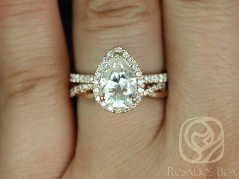 Sale 2Ct Toni 10 X 7 Mm & Dusty 14Kt Rose Gold Pear Fb Moissanit Diamant Halo Braut Set, Crossover Verlobungsring Set von RosadosBox