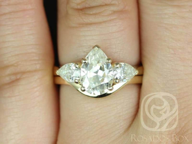 Sale 2Ct Versandfertig Kasey 10 X 7 Mm 14Kt Gold Pear 3 Stein Fb Moissanit Braut Set, Ehering, Jubiläumsgeschenk von RosadosBox