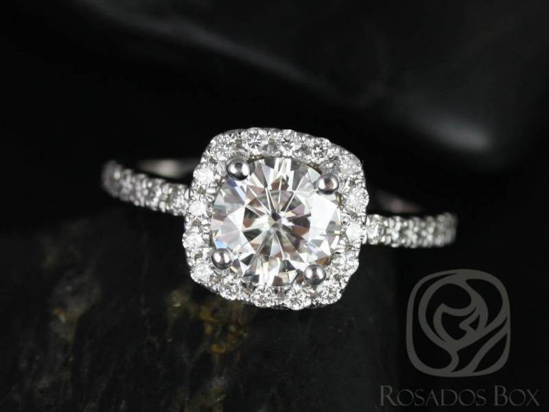 Sale Rosados Box Bereit Zu Versenden Colbie 7 Mm 14Kt Weißgold Runde Fb Moissanite Und Diamant Kissen Halo Verlobungsring von RosadosBox