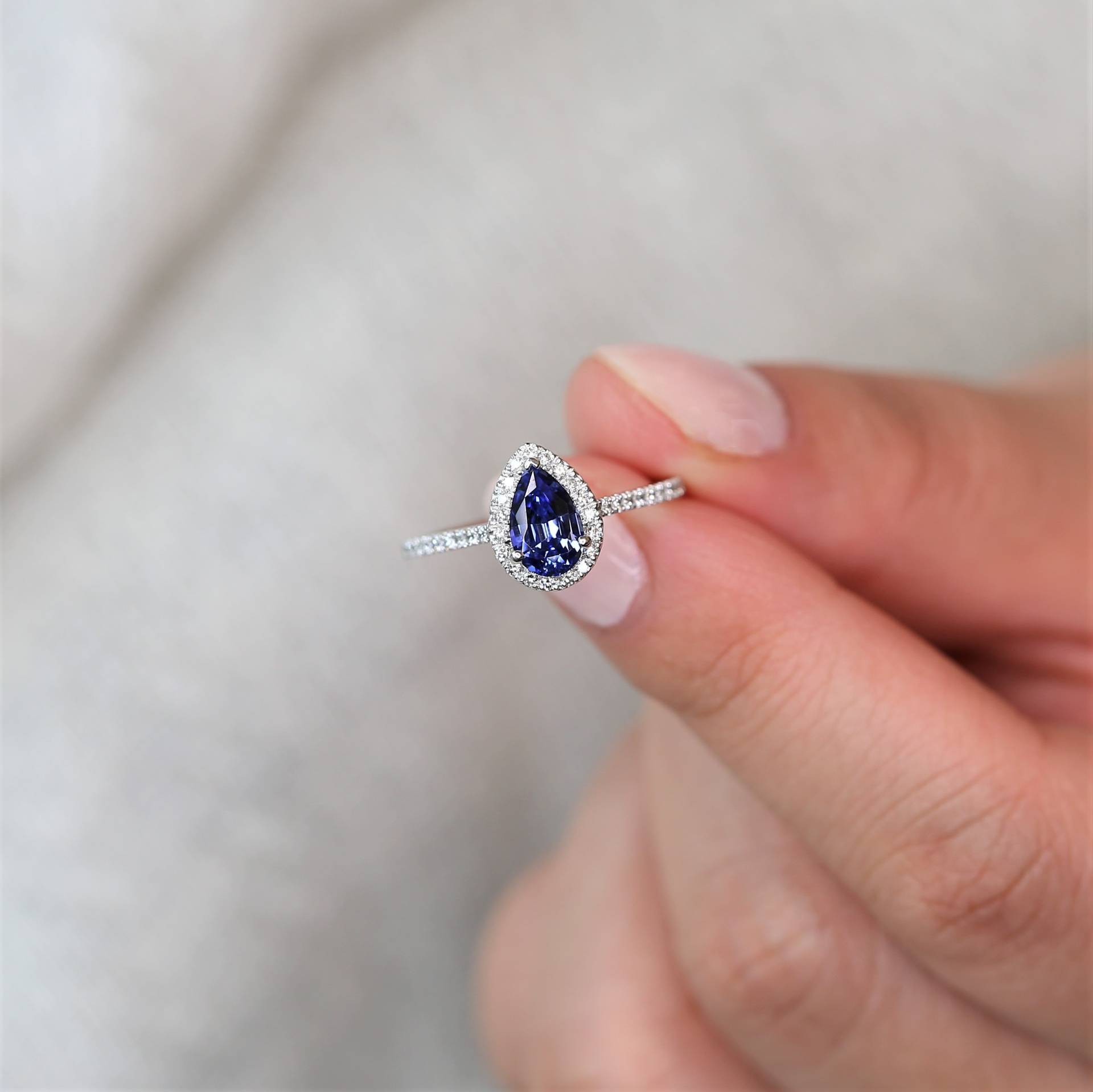 Tabitha 8x5mm 14Kt Weißgold Blauer Saphir Diamanten Zierliche Pave Pear Halo Verlobungsring von RosadosBox