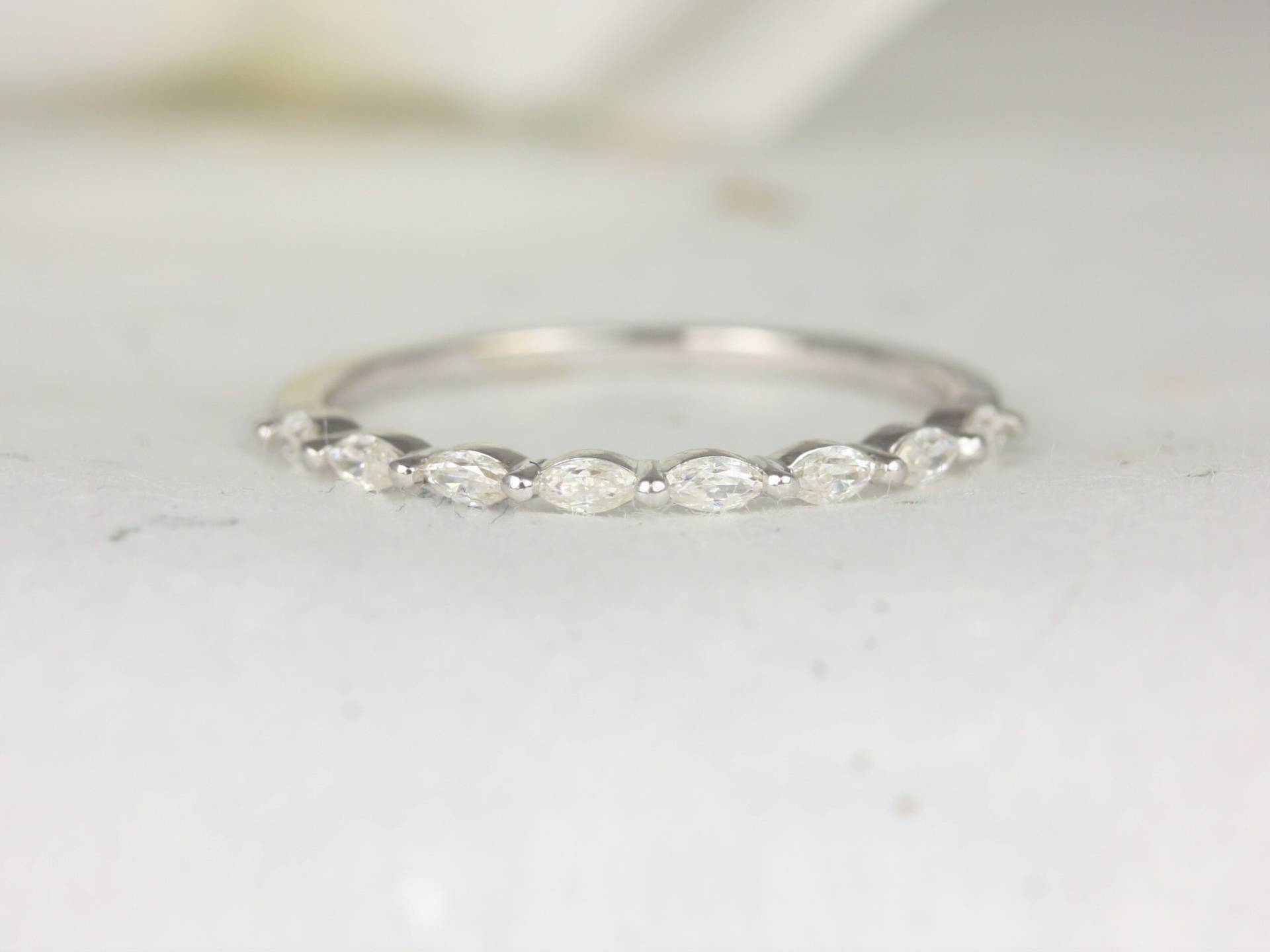 Ultra Petite Leona 14Kt Moissanite Floating Marquise Halbway Eternity Ring, Einzigartige Jubiläumsgeschenk, Ehering von RosadosBox