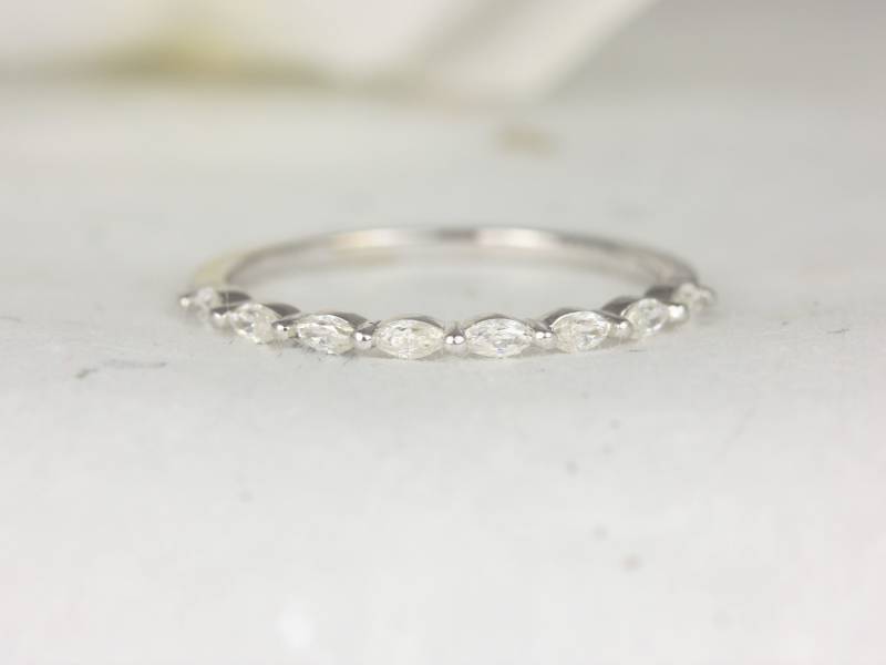 Ultra Petite Leona 14Kt Moissanite Floating Marquise Halbway Eternity Ring, Einzigartige Jubiläumsgeschenk, Ehering von RosadosBox