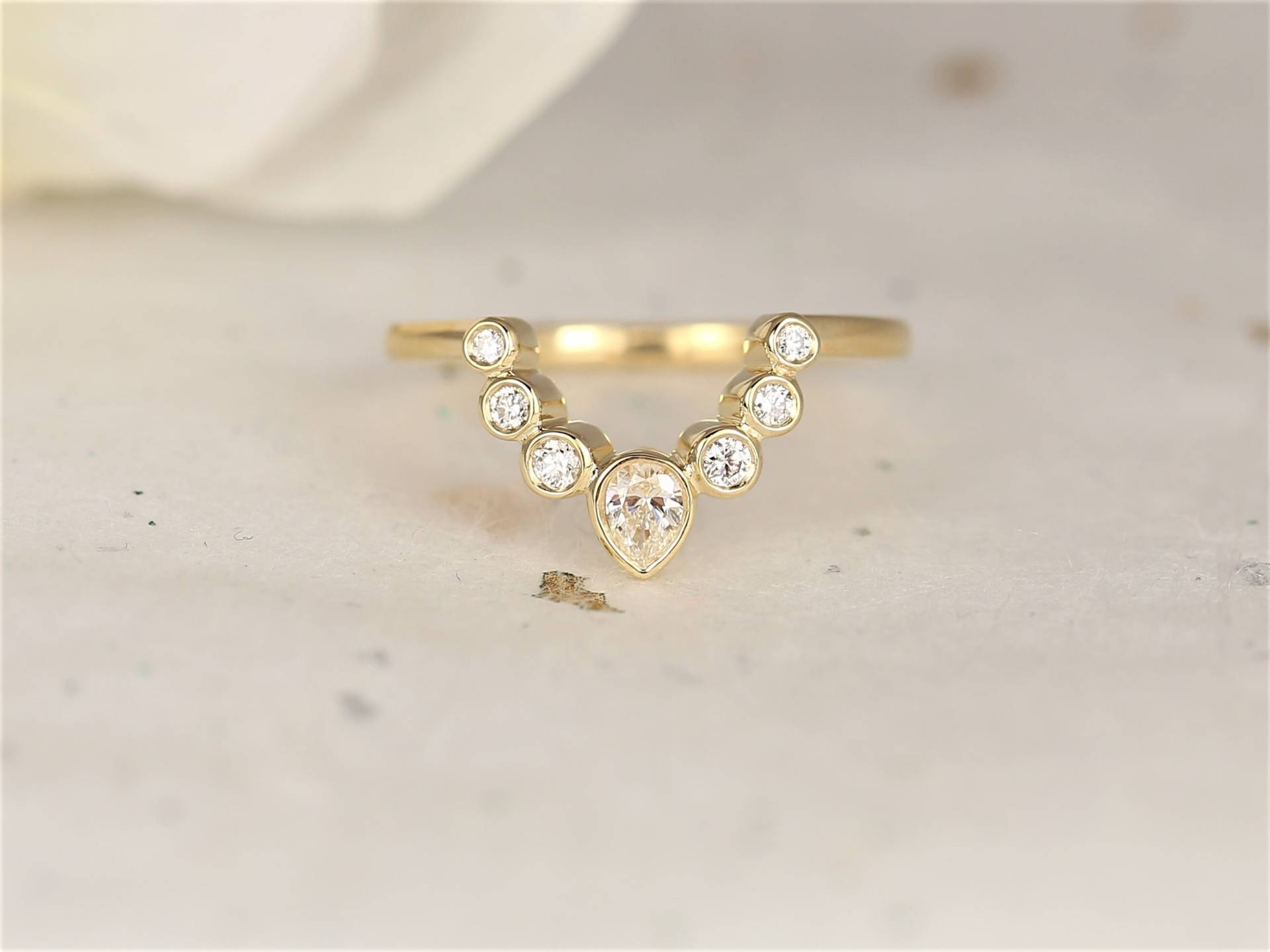 Versandfertig Queenie 14Kt White Gold Diamant Einzigartige Minimalist Tiara Krone Gebogener Nesting Ring von RosadosBox