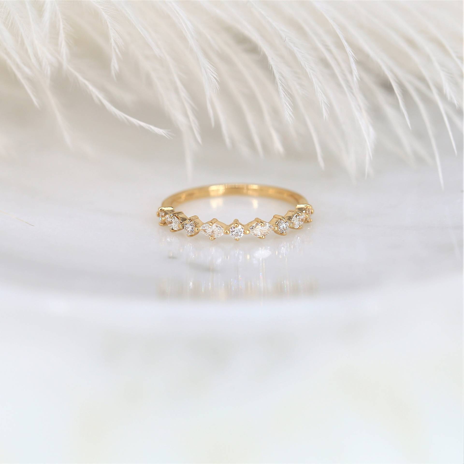 Zierlicher Coraline 14Kt Marquise Runder Diamant Halfway Eternity Ring, Schwimmender Art Deco Unikat Ehering, Jubiläumsgeschenk von RosadosBox