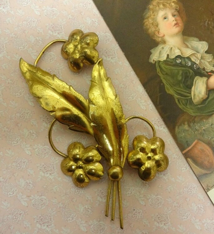 Vintage Blumen Brosche, Antike Handwerker Kunst Und Handwerk Grosse Gold Messing Statement, Br/18 von RosaliaJewellery