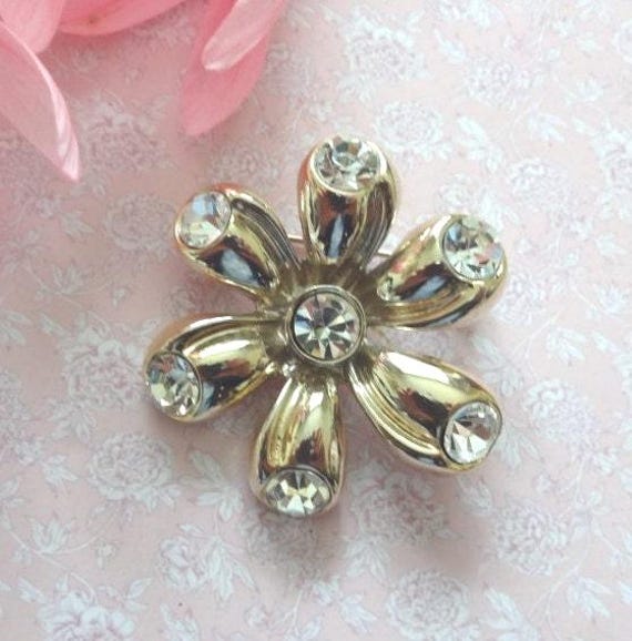 Vintage Diamante Brosche, Mantel Kristall Strass Blumen Gänseblümchen Gold Br/2 Vintage Diamante Brosche, Mantel Kristall Strass Blumen Gänseblümchen Gold Br/2 von RosaliaJewellery