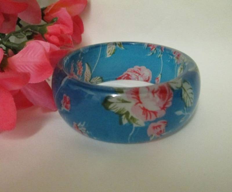Vintage Lucite Gemusterte Armreif, Blauer Blumen Boho Festival Acryl Armreif. Bb/10 Vintage Lucite Gemusterte Armreif, Blauer Blumen Boho Festival Acryl Armreif. Bb/10 von RosaliaJewellery