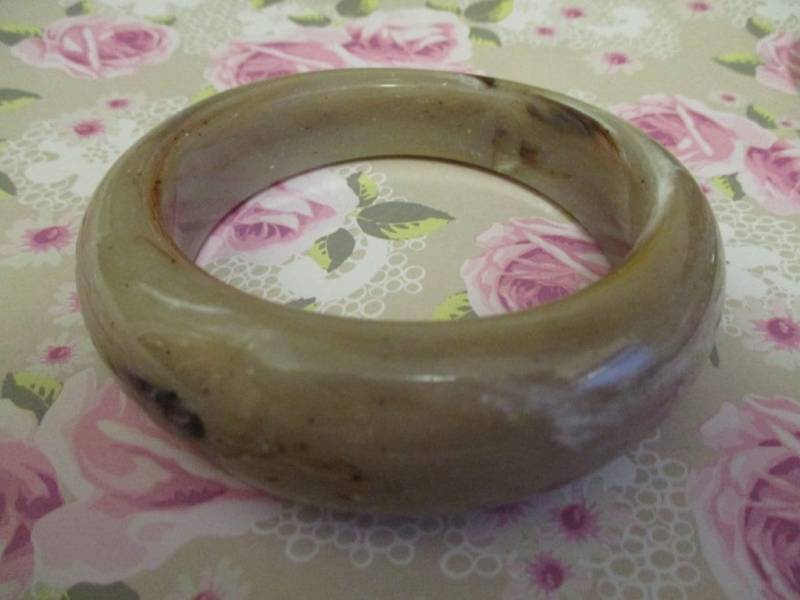 Vintage Lucite Marmorierter Armreif, Beige Hellbrauner Dicker Boho Armreif. Bb/6 von RosaliaJewellery