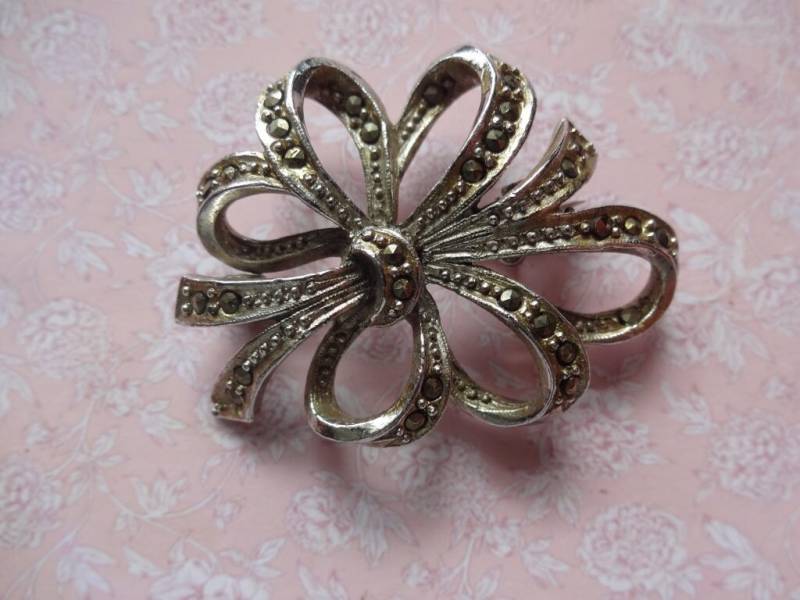 Vintage Markasit Brosche, Band Schleifen Silber 1960Er Jahre Br/54 von RosaliaJewellery