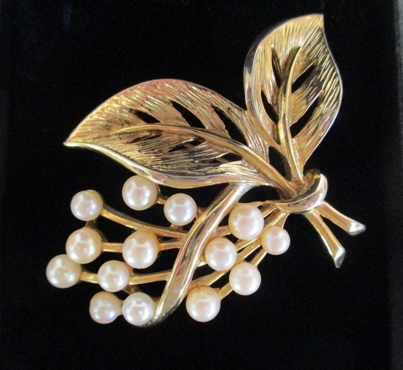 Vintage Perlenbrosche, Goldperlenbrosche, Künstliche 1960Er Jahre Perlencluster-Brosche, Goldbrosche, Br/3 Vintage Perlenbrosche, Goldperlenbrosche, Künstliche 1960Er Jahre Perlencluster-Brosche, Goldbrosche, Br/3 von RosaliaJewellery