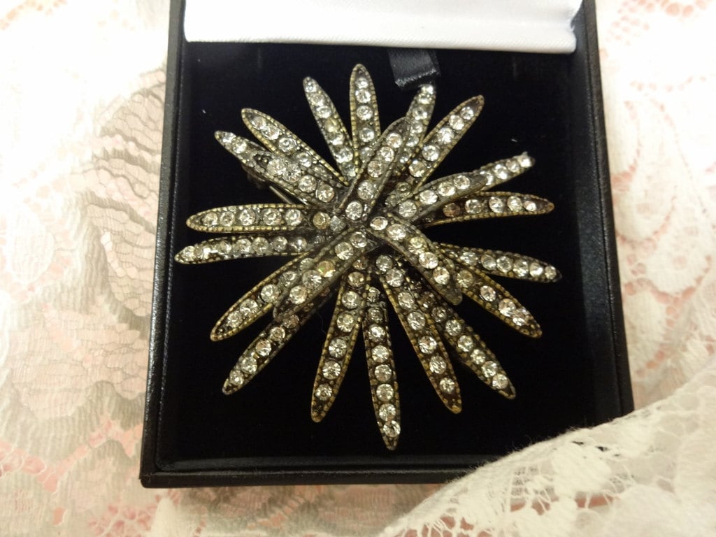 Vintage Stern Burst Brosche, Diamante Strass Art Deco Past Times Designer Brosche. Br/49 von RosaliaJewellery