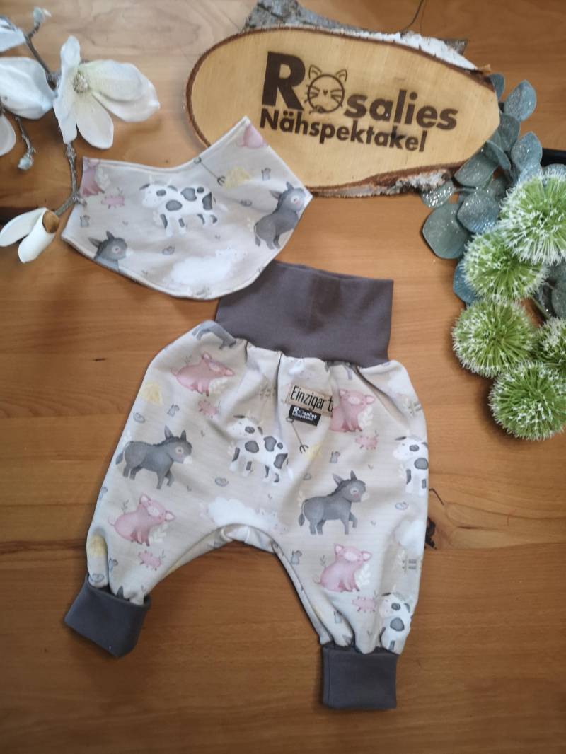 Pumphose Bauernhof Tiere Inklusive Halstuch Cremeweiß Aus Sommersweat Haremshose Sweat Jogger Jungs Und Unisex Sofortkauf Pumphose Bauernhof Tiere Inklusive Halstuch Cremeweiß Aus Sommersweat Haremshose Sweat Jogger Jungs Und Unisex Sofortkauf von RosaliesNaehspektakl